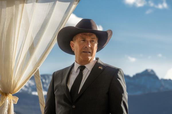 Kevin Costner as John Dutton in 