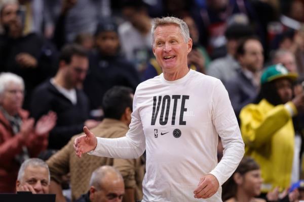 coach Steve Kerr of the Golden State Warriors reacts during the second half against the Washington Wizards at Capital One Arena on November 04, 2024 