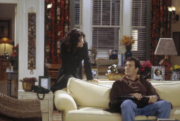 Julia Louis-Dreyfus as Elaine Benes, Patrick Warburton as David Puddy in 