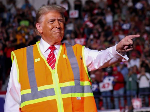 Do<em></em>nald Trump in a garbage vest.