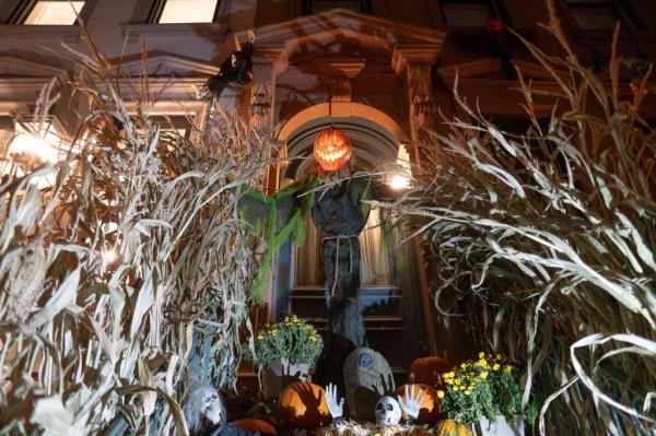Halloween house</p>

<p>　　161 East 82nd St UES</p>

<p>　　Manhattan NY 