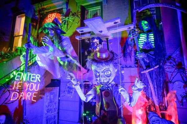 Animatro<em></em>nic Halloween decor at 143 St. James Place. 