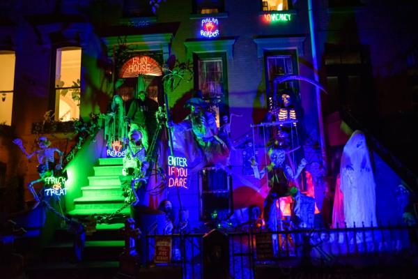 Animatro<em></em>nic Halloween decor at 143 St. James Place. 