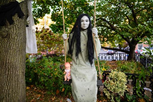 Halloween house</p>

<p>　　353 President street.</p>

<p>　　Carroll Gardens</p>

<p>　　Brooklyn NY.