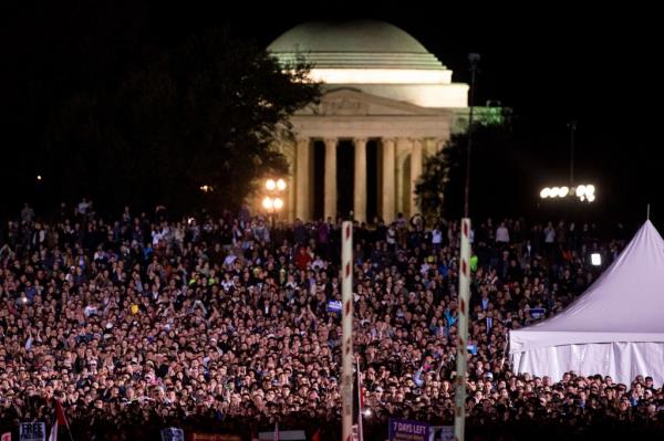 o<em></em>nlookers on the Natio<em></em>nal Mall during a campaign event with US Vice President Kamala Harris, not pictured, on the Ellipse of the White House in Washington, DC, US, on Tuesday, Oct. 29, 2024. 