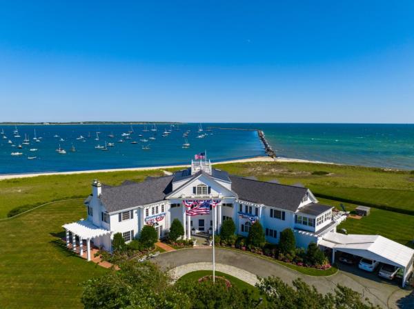  This historic property, adjacent to the Kennedy Compound in Hyannis Port, boasts an illustrious past as a backdrop to Kennedy family gatherings and is available for the first time in 25 years.