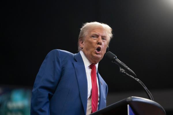 Former President Do<em></em>nald Trump speaking at a campaign rally in Prescott Valley, Arizona, pledging to hire additio<em></em>nal border patrol agents if reelected