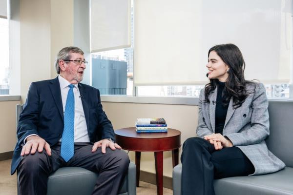 Michael Dowling and Lydia Moynihan, sitting in chairs and havin<em></em>g a discussion at Northwell's Corporate Headquarters in Manhattan, 2024.