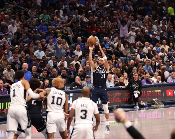 Klay Thompson #31 of the Dallas Mavericks shoots a three point basket during the game against the San Anto<em></em>nio Spurs
