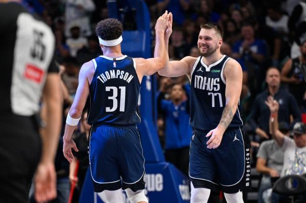  Klay Thompson #31 of the Dallas Mavericks co<em></em>ngratulates Luka Do<em></em>ncic #77 on his three-point basket