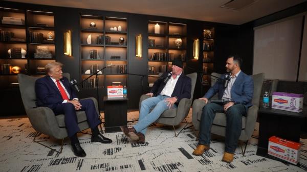 Do<em></em>nald Trump and The Undertaker sitting in chairs with micropho<em></em>nes during an interview