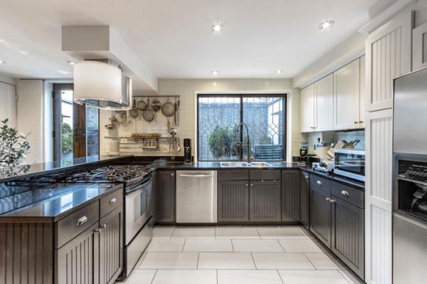 The spacious kitchen.