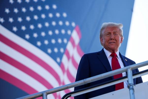 Republican presidential nominee and former U.S. President Do<em></em>nald Trump looks on as he disembarks 