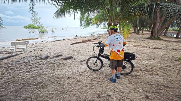 Stopping at Batu Laut, a small recreatio<em></em>nal beach, for a breath of fresh air and a break.