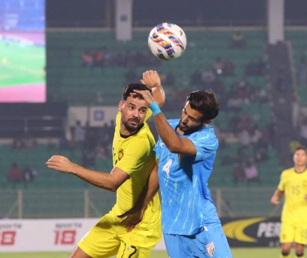 Going all out: Malaysia’s Paulo Josue (left) vying for the ball with an India player at the Gachabowli Stadium in Hyderabad. — FAM