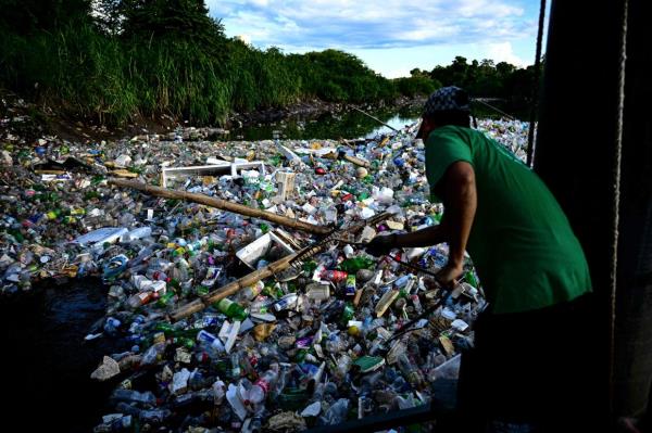 An employee of the NGO Marea Verde working on the Wanda machine.
