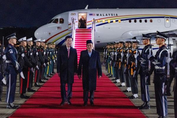 安华抵达首尔，对韩国进行为期三天的正式访问