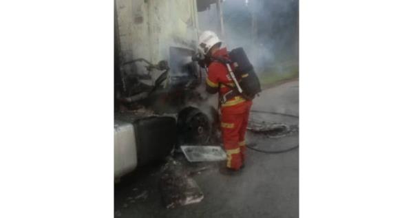 一辆装载棕榈油的卡车在巴西古当高速公路上起火