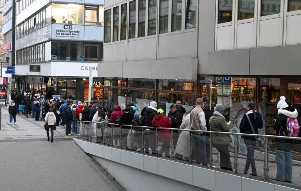 Customers line-up in front of a branch of chocolate producer Lindt before the sale of 100 Dubai Chocolate bars starts in Stuttgart.