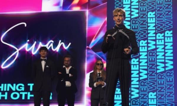 2024 ARIA Awards - ShowSYDNEY, AUSTRALIA - NOVEMBER 20: Troye Sivan accepts the award for Best Solo Artist during the 2024 ARIA Awards at Hordern Pavilion on November 20, 2024 in Sydney, Australia. (Photo by Nina Franova/Getty Images)