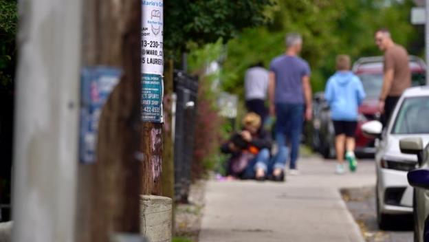 people near a safe drug co<em></em>nsumption site