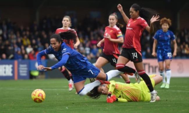 Mayra Ramírez is brought down by Phallon Tullis-Joyce for a penalty