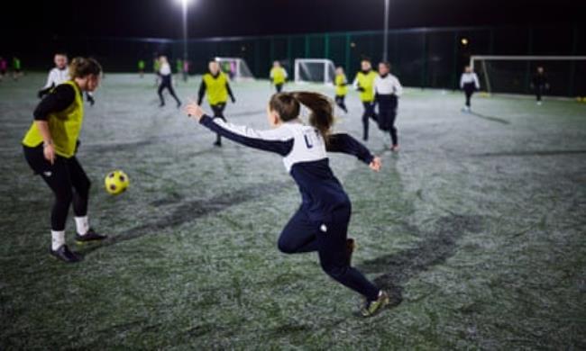 Mancunian Unity pass the ball around on an icy training pitch