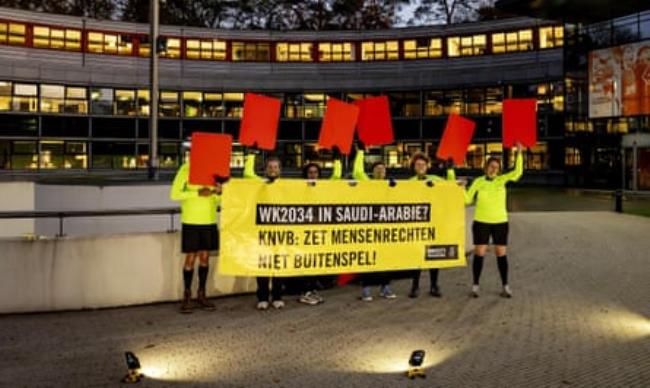 Activists from Amnesty Internatio<em></em>nal rally against Saudi Arabia’s World Cup bid at the Dutch FA’s headquarters.