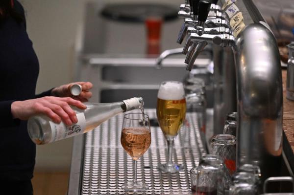 A person fills a glass with alcohol-free wine in a bar in Frankfurt.