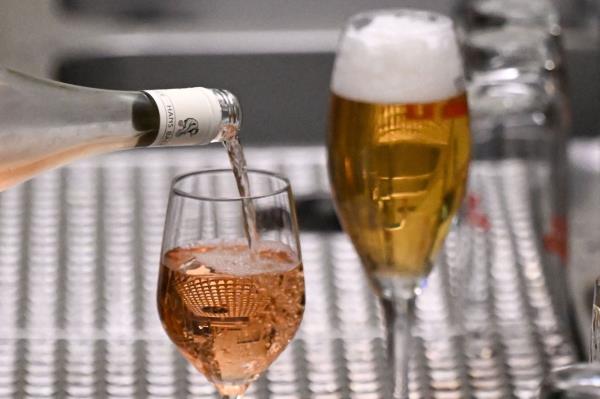 随着无酒精饮料变得越来越受欢迎，酒庄支持零酒精葡萄酒