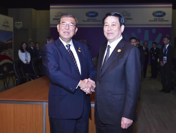 国家主席在APEC会议间隙会见日本首相