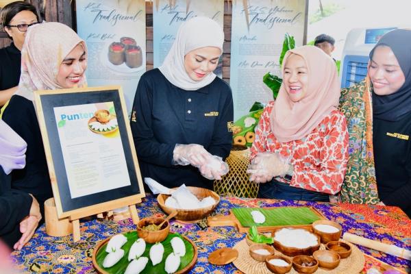 Tengku Permaisuri Norashikin trying her hand at making traditio<em></em>nal kuihs during her visit to the Festival Makanan Warisan Selangor 2024 at Pantai Bagan Lalang, Sepang, in November. - Photo from the Selangor Royal Office Facebook page