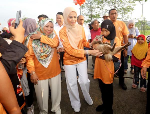 The Tengku Permaisuri officiating the Klang’s cat Park in bandar bukitraja in august. The park aims to provide shelter for stray cats aroundthe district. — aZLIna abdULLaH/The star