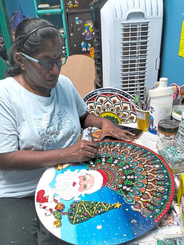 Vinothini working on a Christmas-themed artwork. — VINOTHINI MUNUSAMY