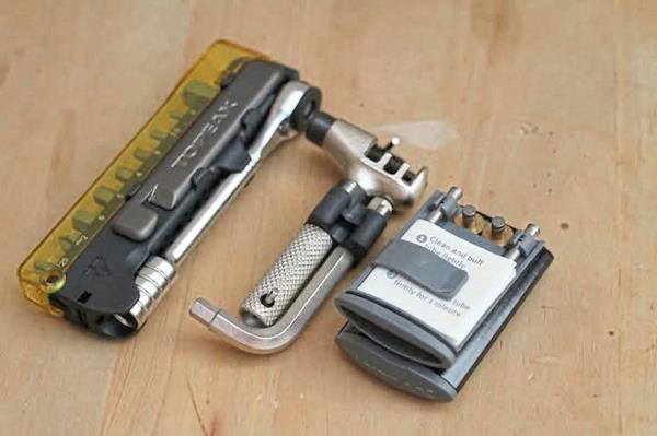 A mini ratchet, tool bits and chain cutter.