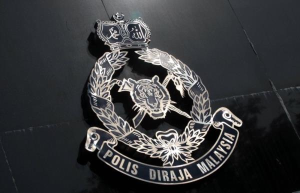 警察追捕从未上锁的汽车里偷钱的嫌疑犯