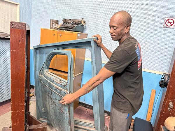 A special effects sound technician working on one of Cuba’s current top radio soaps, Amores en subasta.