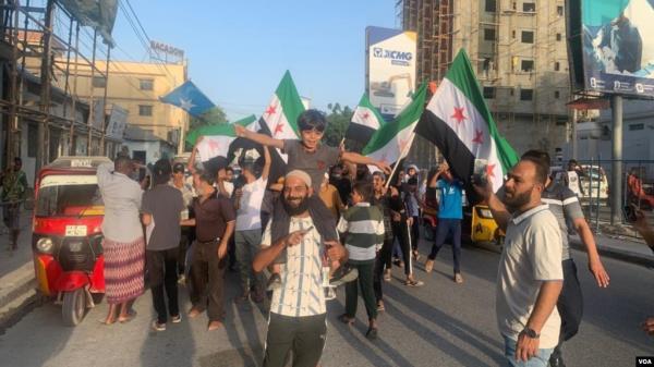 Syrian refugees in Mogadishu, Somalia, stage a demo<em></em>nstration Dec. 11, 2024, to celebrate the fall of Syrian President Bashar al-Assad's regime. (Seynab Abukar/VOA)