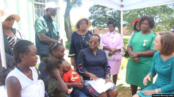 Mothers at Maro<em></em>ndera Hospital talk to U.S. officials a<em></em>bout HIV and AIDS on Dec. 10, 2024, in Marondera, Zimbabwe.