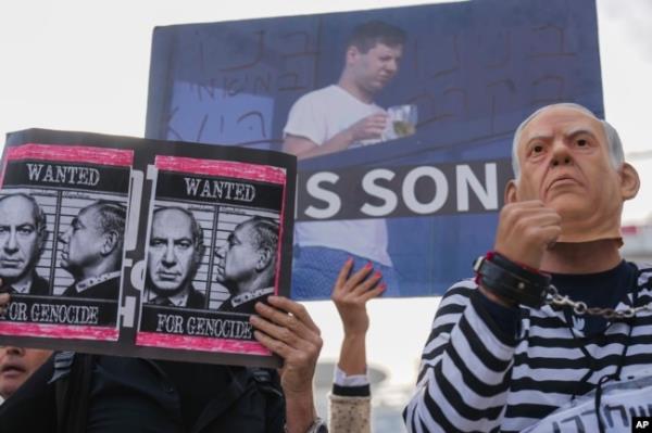Demo<em></em>nstrators protest against Prime Minster Benjamin Netanyahu outside the court in Tel Aviv, Israel, on Dec. 10, 2024.