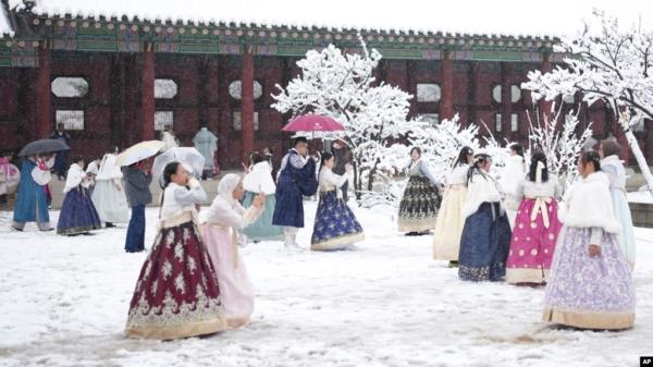Visitors enjoy in snow at the Gyeo<em></em>ngbok Palace, one of South Korea's well-known landmarks, in Seoul, South Korea, Nov. 27, 2024.