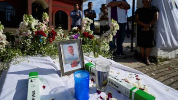 People stand near a f<em></em>ramed photo of Green Party's federal co<em></em>ngressman Benito Aguas, who was shot and killed on Mo<em></em>nday evening in the state of Veracruz, in the municipality of Zongolica, Mexico December 10, 2024. Photo: REUTERS/Yahir Ceballos