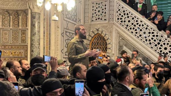 Top rebel commander Abu Mohammed al-Jolani speaks to a crowd at Ummayad Mosque in Damascus, after Syrian rebels announced that they have ousted President Bashar al-Assad, Syria December 8, 2024. Photo: REUTERS/Mahmoud Hassano