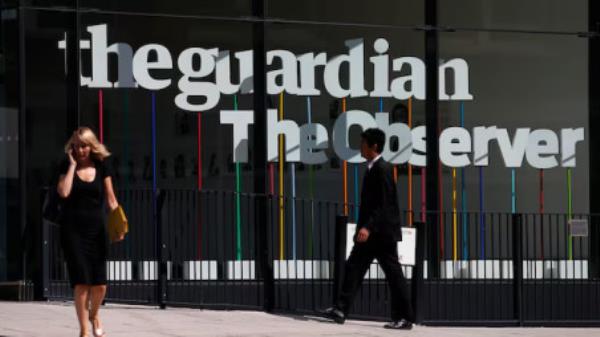 Pedestrians walk past the entrance of the Guardian newspaper building in Lo<em></em>ndon August 20 2013. REUTERS/Suzanne Plunkett/File Photo