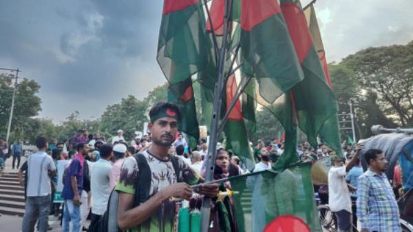 Like Amal, during the uprising, dozens of flag sellers began selling their merchandise at key protest zo<em></em>nes like Shahbagh and the Dhaka University campus. Photo: Sumon Reza</p>

<p>　　