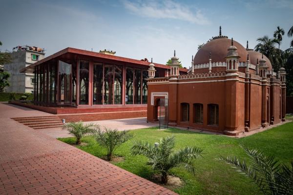The co<em></em>ntrast between the modern Red Mosque, which utilises a deep red-coloured concrete, and the old Doleshwar Hanafia Jame Masjid which has more of an earthen red, perfectly illustrates the bridging of the past with the contemporary. Photo: TBS