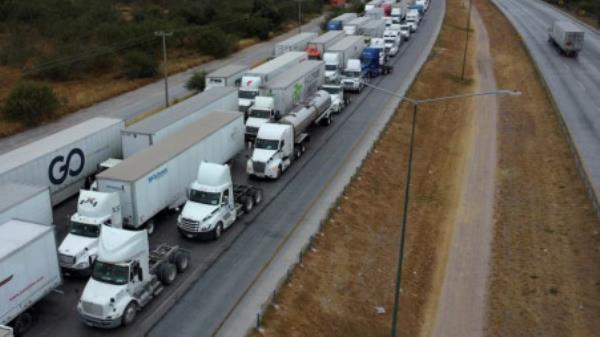 A drone picture shows trucks waiting in line to cross into the United States near the border customs co<em></em>ntrol at the World Trade Bridge, in Nuevo Laredo, Mexico, November 26, 2024. Photo: REUTERS/Daniel Becerril/File Photo