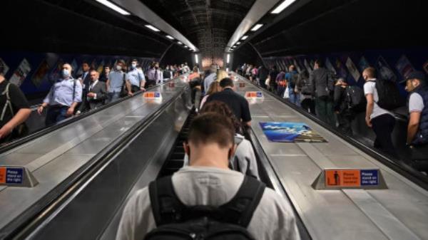 Workers travel through Lo<em></em>ndon Bridge rail and underground station during the morning rush hour in London, Britain, September 8, 2021. Photo: REUTERS/Toby Melville/Files/File Photo 