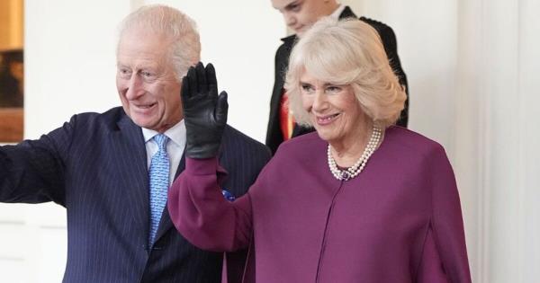 卡米拉女王身穿一件时髦的及地披风，你只需花113英镑就能重现她的造型