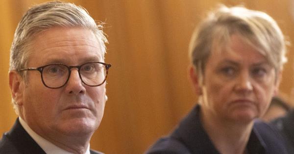 工党猛烈抨击英吉利海峡“自基尔·斯塔默上任以来过境人数增加了64%”